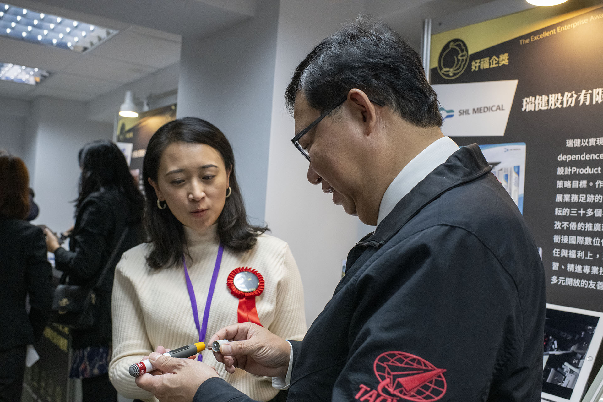 Lillian Yao (Senior Director of Human Resources), on behalf of SHL Medical, explaining the autoinjector components to Taoyuan mayor